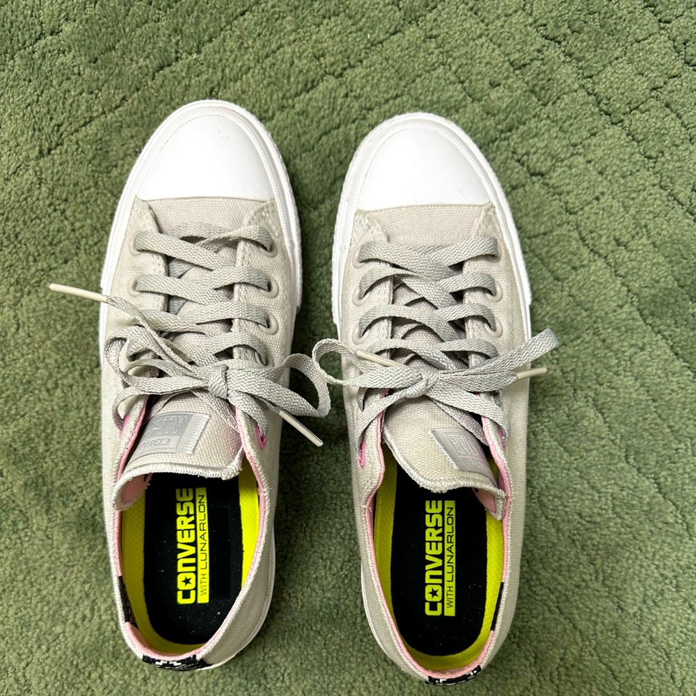 Like new white sneakers